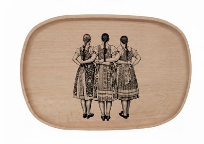 Dřevěný podnos z bukového masivu - Folklor — Ženy zezadu